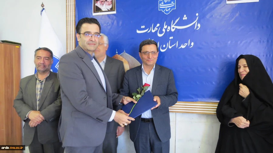 رئیس دانشگاه ملی مهارت واحد استانی اردبیل در مراسم تجلیل از سرآمدان آموزشی؛
برتری دانشگاه ملی مهارت در اشتغال‌زایی؛ مرهون ماهیت عملی سرفصل‌های آموزشی است 2