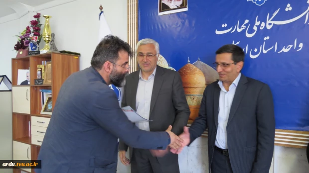 رئیس دانشگاه ملی مهارت واحد استانی اردبیل در مراسم تجلیل از سرآمدان آموزشی؛
برتری دانشگاه ملی مهارت در اشتغال‌زایی؛ مرهون ماهیت عملی سرفصل‌های آموزشی است 2