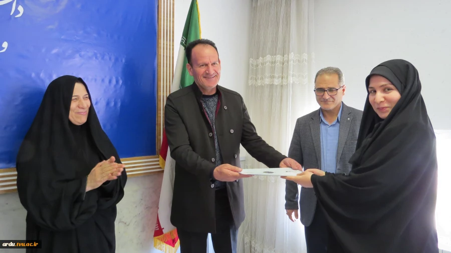 رئیس دانشگاه ملی مهارت واحد استانی اردبیل در مراسم تجلیل از سرآمدان آموزشی؛
برتری دانشگاه ملی مهارت در اشتغال‌زایی؛ مرهون ماهیت عملی سرفصل‌های آموزشی است 2