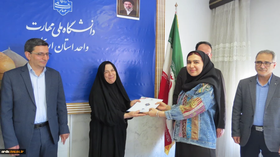 رئیس دانشگاه ملی مهارت واحد استانی اردبیل در مراسم تجلیل از سرآمدان آموزشی؛
برتری دانشگاه ملی مهارت در اشتغال‌زایی؛ مرهون ماهیت عملی سرفصل‌های آموزشی است 2