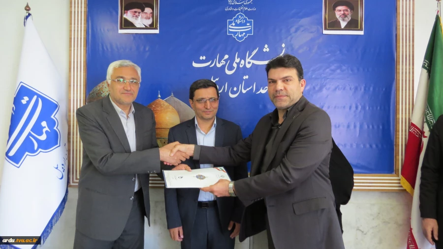 رئیس دانشگاه ملی مهارت واحد استانی اردبیل در مراسم تجلیل از سرآمدان آموزشی؛
برتری دانشگاه ملی مهارت در اشتغال‌زایی؛ مرهون ماهیت عملی سرفصل‌های آموزشی است 2
