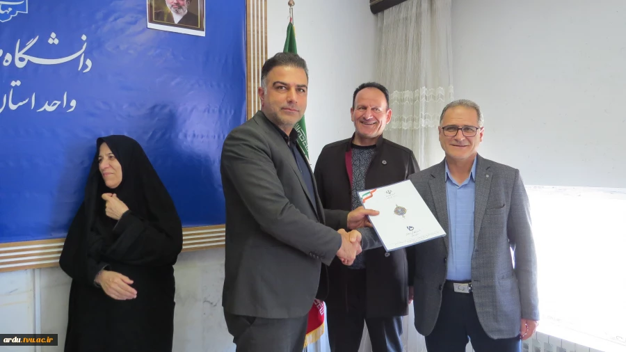 رئیس دانشگاه ملی مهارت واحد استانی اردبیل در مراسم تجلیل از سرآمدان آموزشی؛
برتری دانشگاه ملی مهارت در اشتغال‌زایی؛ مرهون ماهیت عملی سرفصل‌های آموزشی است 2