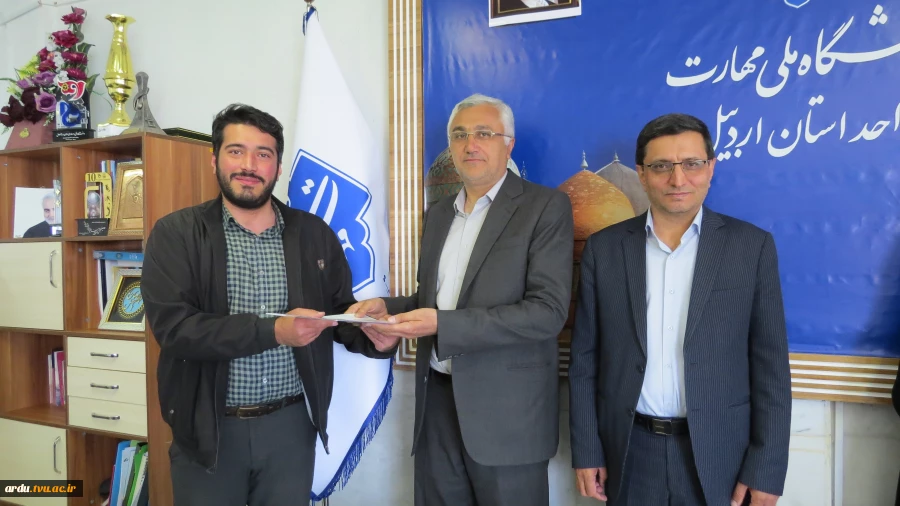 رئیس دانشگاه ملی مهارت واحد استانی اردبیل در مراسم تجلیل از سرآمدان آموزشی؛
برتری دانشگاه ملی مهارت در اشتغال‌زایی؛ مرهون ماهیت عملی سرفصل‌های آموزشی است 2
